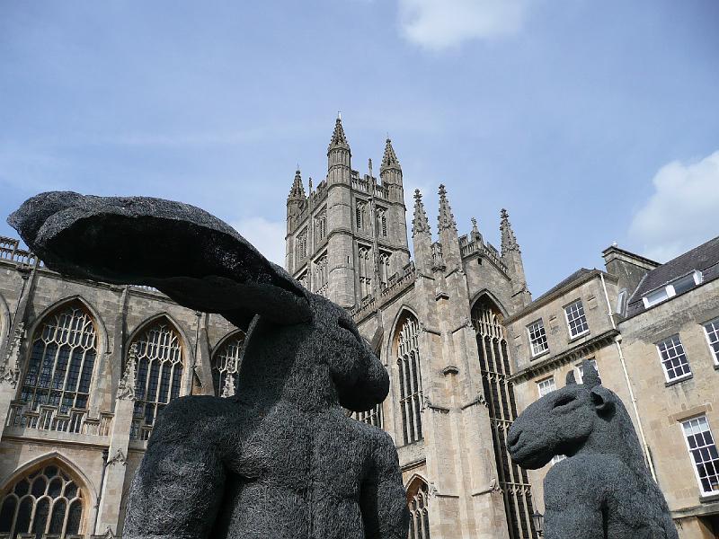 P1000110- Art contemporain devant eglise de Bath.JPG - Art contemporain devant l'église de Bath